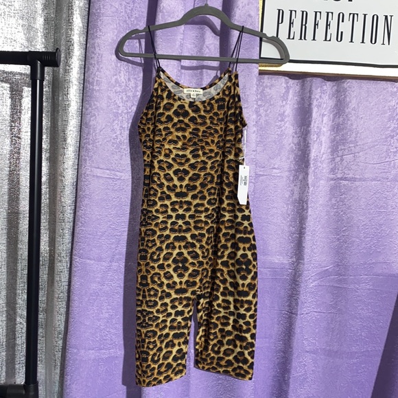 Stylish Short Jumpsuit - Picture 3 of 4